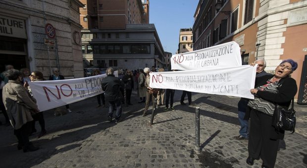 Rione Monti, Raggi e Meleo contestate dai residenti: «No a pedonalizzazione»