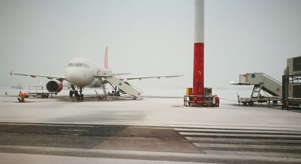 Neve e ghiaccio su Napoli, bloccati tutti i voli dall'aeroporto di Capodichino