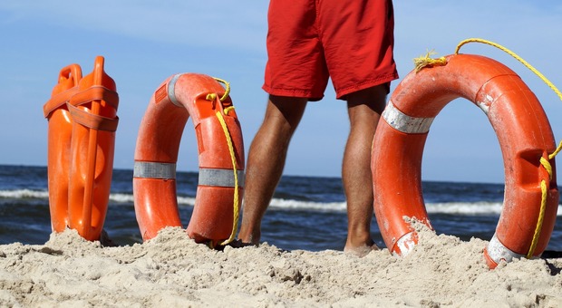 Bari, malore in spiaggia sul lungomare San Girolamo: l'intervento dei bagnini evita la tragedia