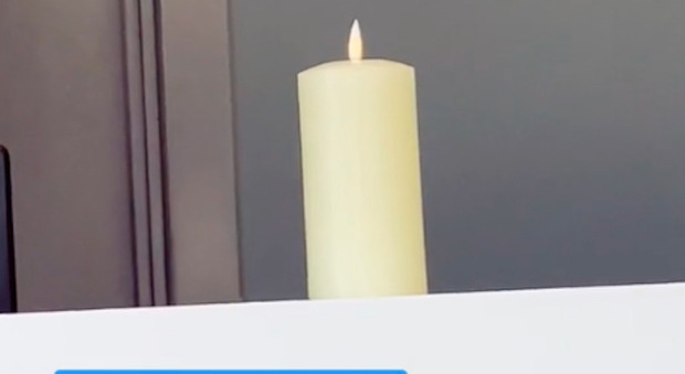 Veterinario accende candela per l'ultimo saluto ai cari animali: il video diventa virale