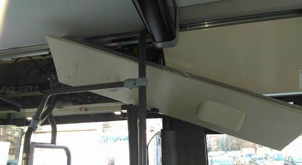 Roma, ancora un incidente sui bus Atac, si stacca pannello: è il terzo caso in pochi giorni