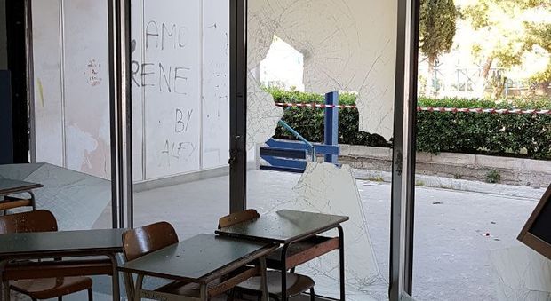 Una delle immagini della scuola Pirandello devastata