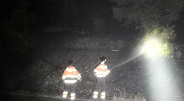 I pompieri al lavoro di notte sul Monte Artemisio