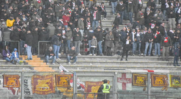 Bandiere di San Marco in trionfo allo stadio, sfida alla Questura