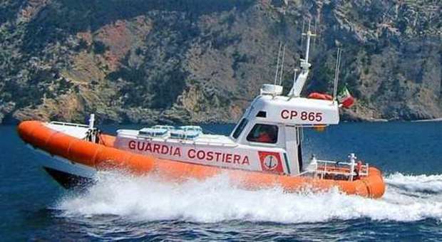 Barca affonda a Sirmione, 4 tedeschi salvati dalla guardia costiera