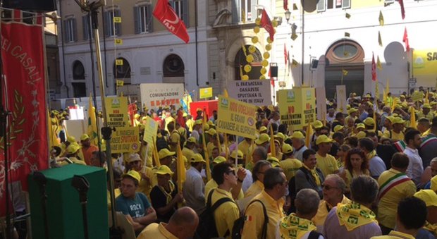 Agricoltori in piazza: «No alla fontina made in Canada»