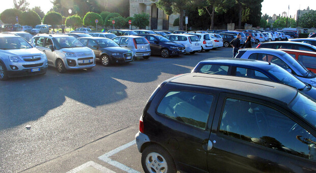 Lecce senza "sosta", parcheggi cancellati da cantieri e piste ciclabili. In 15 anni 1.879 stalli in meno