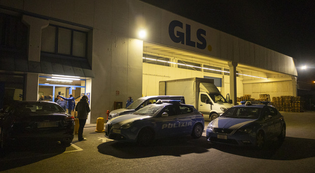 Assalto armato alla sede Gls: dipendenti minacciati e banditi in fuga con il bottino