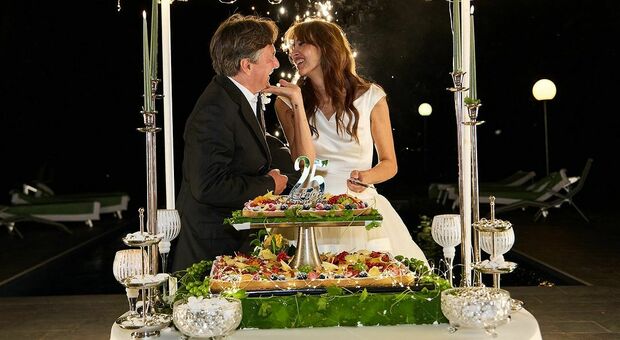 Nozze d'argento per Fabio Caressa e Benedetta Parodi: la cerimonia, gli invitati vip e l'abito da sposa "originale"