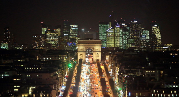 Parigi, centomila auto in meno in 10 anni. Cresce l'uso della bici