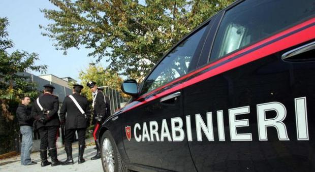Scambia i carabinieri per corteggiatori della moglie che faceva il "palo"