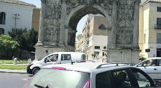 Arco di Traiano, nodo sicurezza: prende quota l'ipotesi recinzione