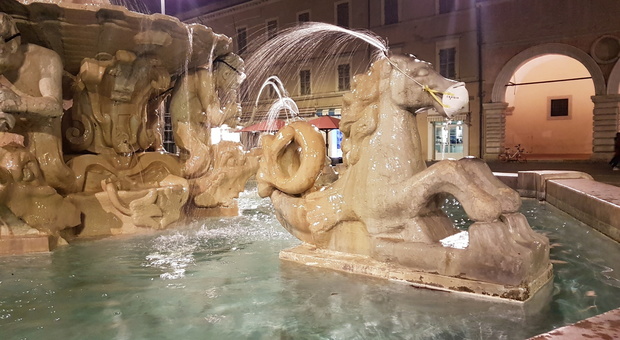 Pesaro, la goliardia al tempo del Coronavirus: mascherine sulla fontana della piazza