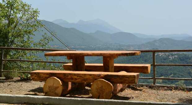 Fiamignano dà lezioni di ecosostenibilità: per le vie del paese spuntano tavoli e panchine in legno