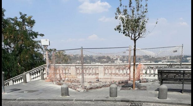 Napoli, sempre più degrado e abbandono al belvedere San Martino: «Promesse infrante»