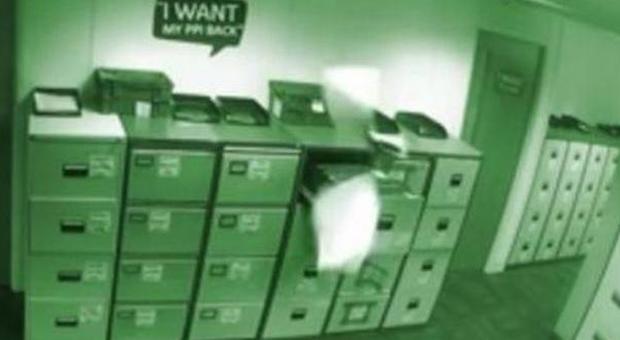 Manchester, porte che si chiudono e fogli che volano: il video dell'ufficio infestato dai fantasmi terrorizza il web