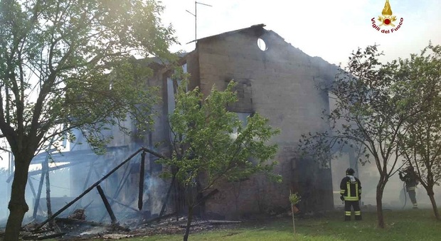 La casa distrutta dall'incendio (foto dei Vigili del fuoco)