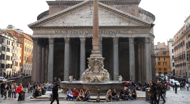 Roma, lite su Trevi e Pantheon, il vicesindaco contro la proposta del ministro: «No a cancelli per i monumenti»