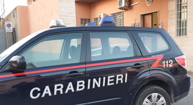 Aggredisce i carabinieri a colpi di stampelle: ottantenne fermato e denunciato