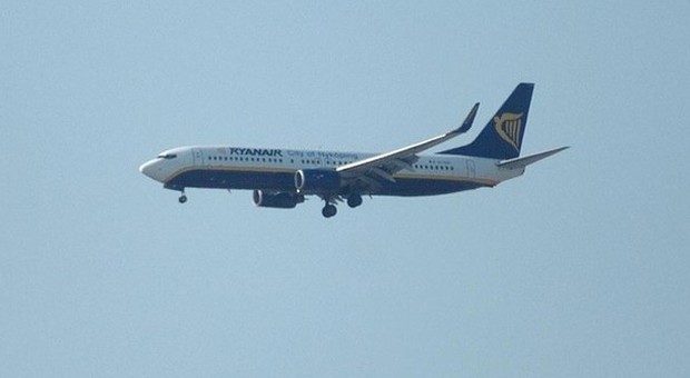 Ancona, l'aereo Ryanair non riesce ad atterrare: spavento in volo per 150 passeggeri
