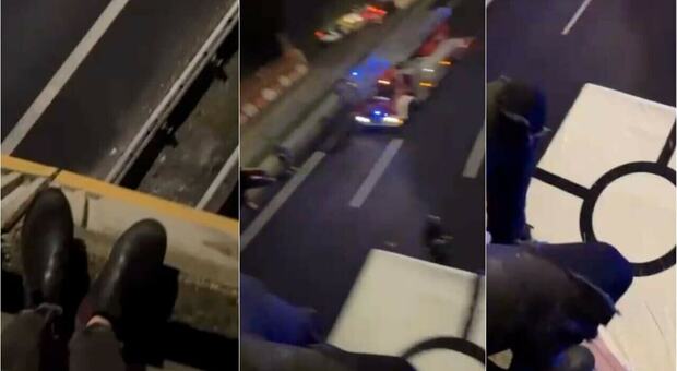Ragazzo di 20 anni si arrampica su un ponte: i passanti pensano a un suicidio, ma lui fa pipì sulle auto mentre fa un video