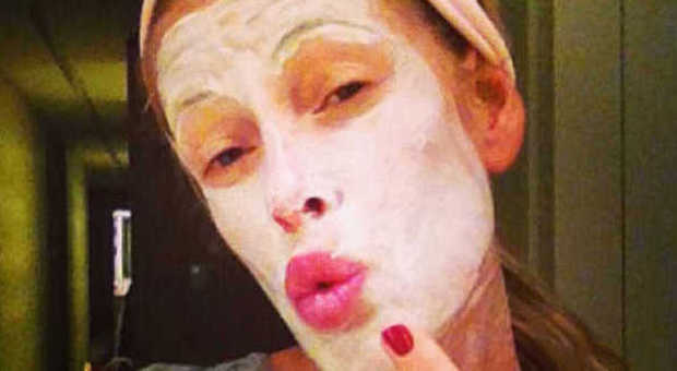 Alessia Marcuzzi con la maschera di bellezza su Facebook