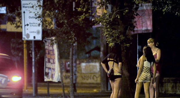 Prostituzione a Roma, Raggi vuole l'arresto dei clienti ma l'Avvocatura frena