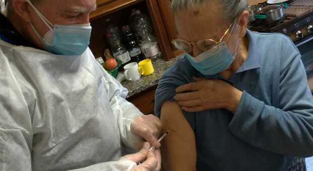 Vaccini, medici di famiglia contro la Regione: «Favorisce gli hub, penalizza la medicina sul territorio»