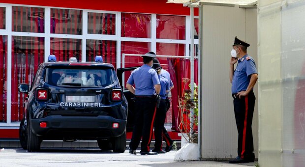 Uccisa nel parcheggio di un supermarket a Somma Vesuviana: accoltellato anche un altro passante