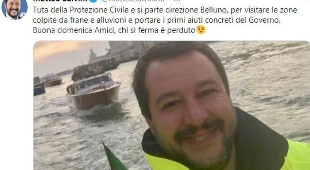 Selfie di Salvini sorridente da Venezia postato su Twitter