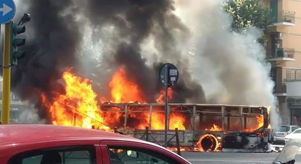 Un autobus andato a fuoco in piazza Cantù