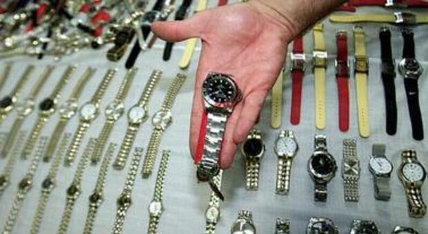 Napoli, espone in vetrina 70 orologi falsi: maxi sequestro in un negozio nei pressi della Stazione Centrale