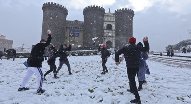 Tempesta di neve su Napoli, de Magistris chiude le scuole oggi e domani: fermi tutti i trasporti