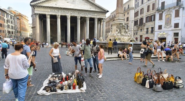 Venditori ambulanti abusivi al Pantheon