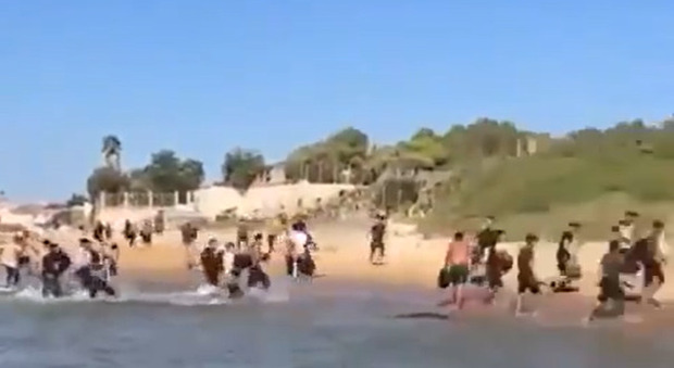 Migranti, in 45 sbarcano su spiaggia di Montalbano. Salvini attacca