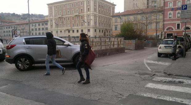 Investito da un Suv mentre attraversa Pedone ferito in piazza Pertini