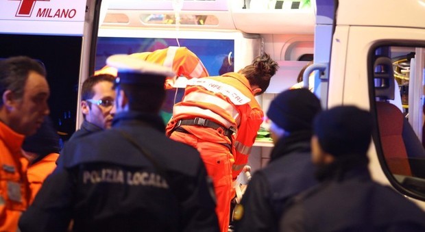 Africano prende a sprangate in testa un uomo alla fermata del tram: arrestato