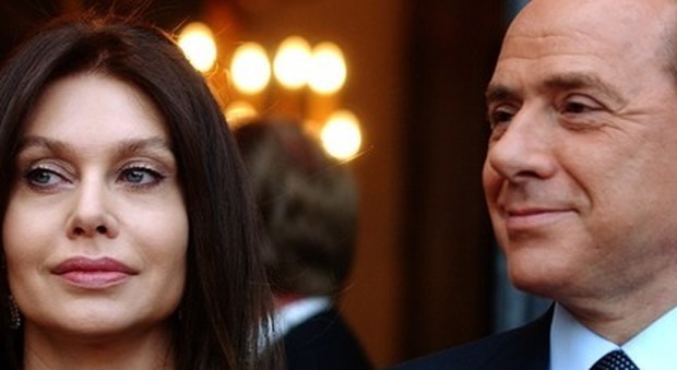 Berlusconi: «Non voglio la restituzione di 46 milioni da Veronica». Lei: «Mente, non ha rinunciato»