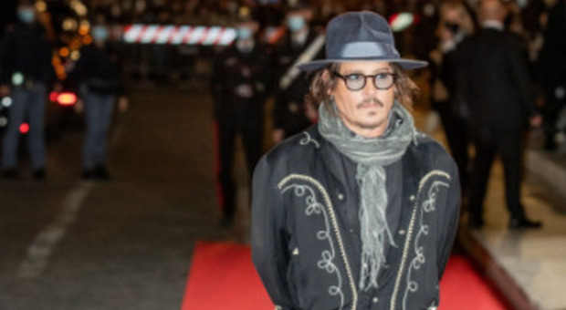 Johnny Depp a Roma, fan in delirio: «Hollywood è priva di umanità, meglio i bambini»
