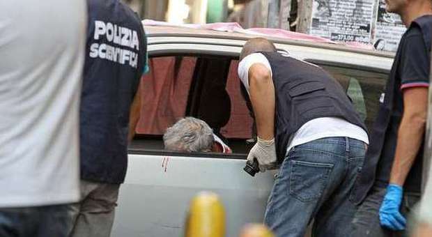 Napoli, uomo trovato morto in auto: ucciso con un colpo alla nuca