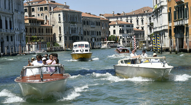 Venezia a rischio, i palazzi sono divorati dal moto ondoso. L'esperto: «Le murature sono forate dall'acqua»
