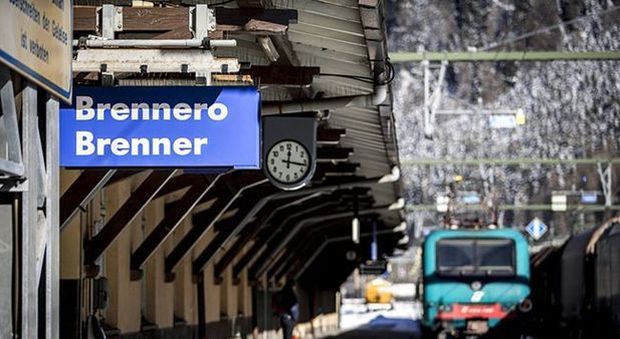 Migranti, bimbo di 5 anni trovato nascosto sotto il vagone di un treno al Brennero