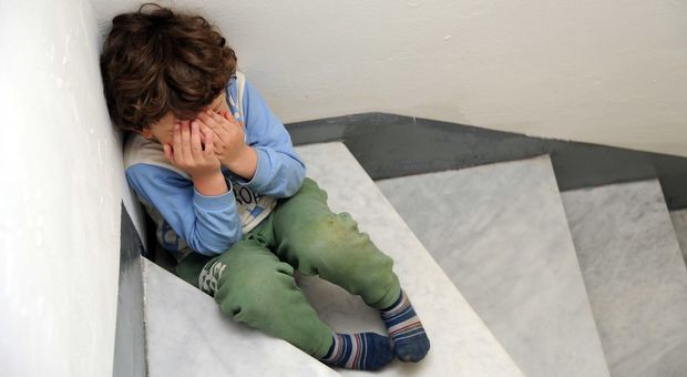 Bambino di 7 anni costretto a dire 100 volte «sono uno stupido»: arrestato il patrigno