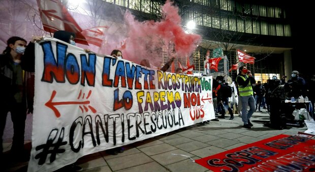 La protesta davanti a palazzo Lombardia
