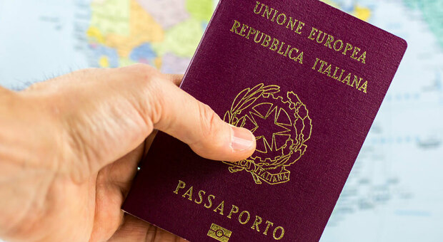Questure senza libretti per i passaporti, scatta la colletta. Cagliari ne spedisce 8mila a Roma
