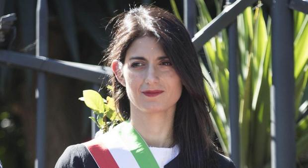 Virginia Raggi rifiuta la maglia della Lazio per il figlio: “Vuole restare super partes”