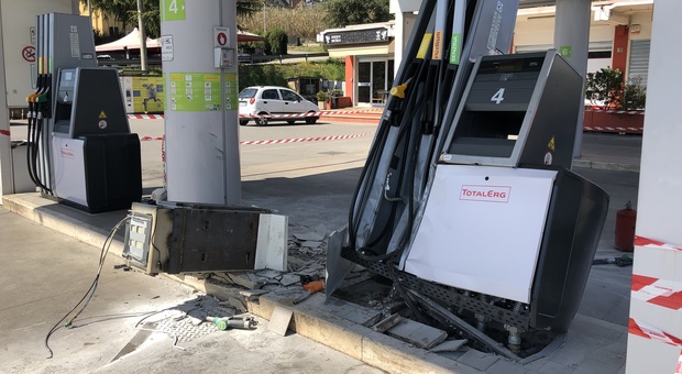 Perugia, furto choc vicino all'ospedale: distributore distrutto e cassonetti in fiamme