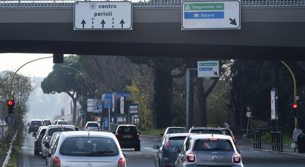 Roma, tentato stupro in un fast food a Corso Francia: 21enne trascinata nei bagni, preso l'aggressore senzatetto