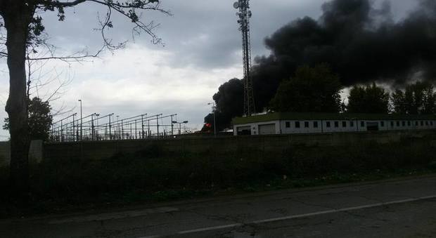 Domato incendio alla stazione Terna nel Casertano: enorme nube nera