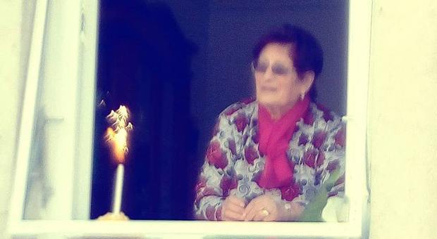 Nonna Aldesina, 90 anni festeggiati dalla finestra